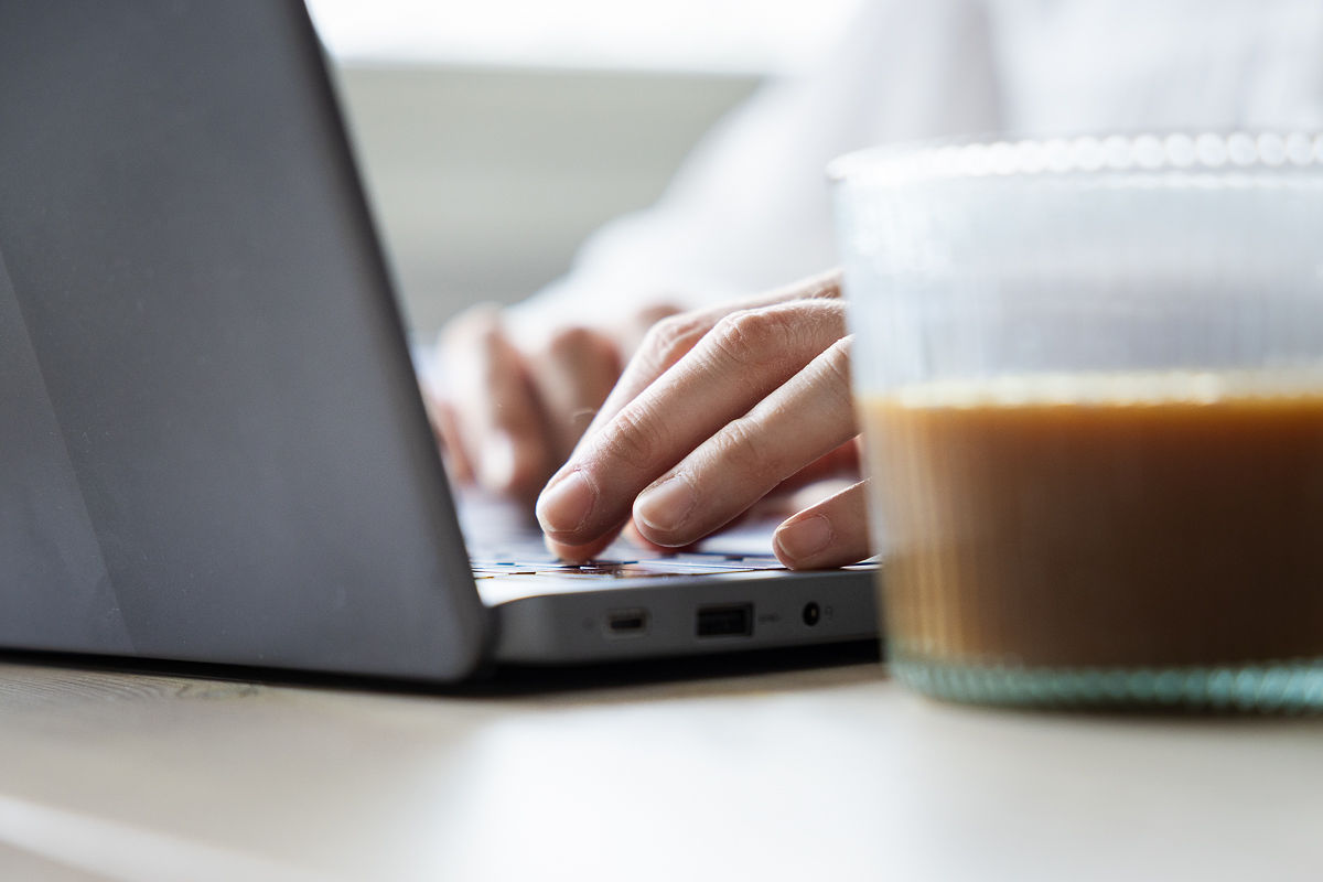 Asiantuntijatekstit yrityksille Sisällöntuottaja tekemässä asiantuntijatekstejä yritykselle.