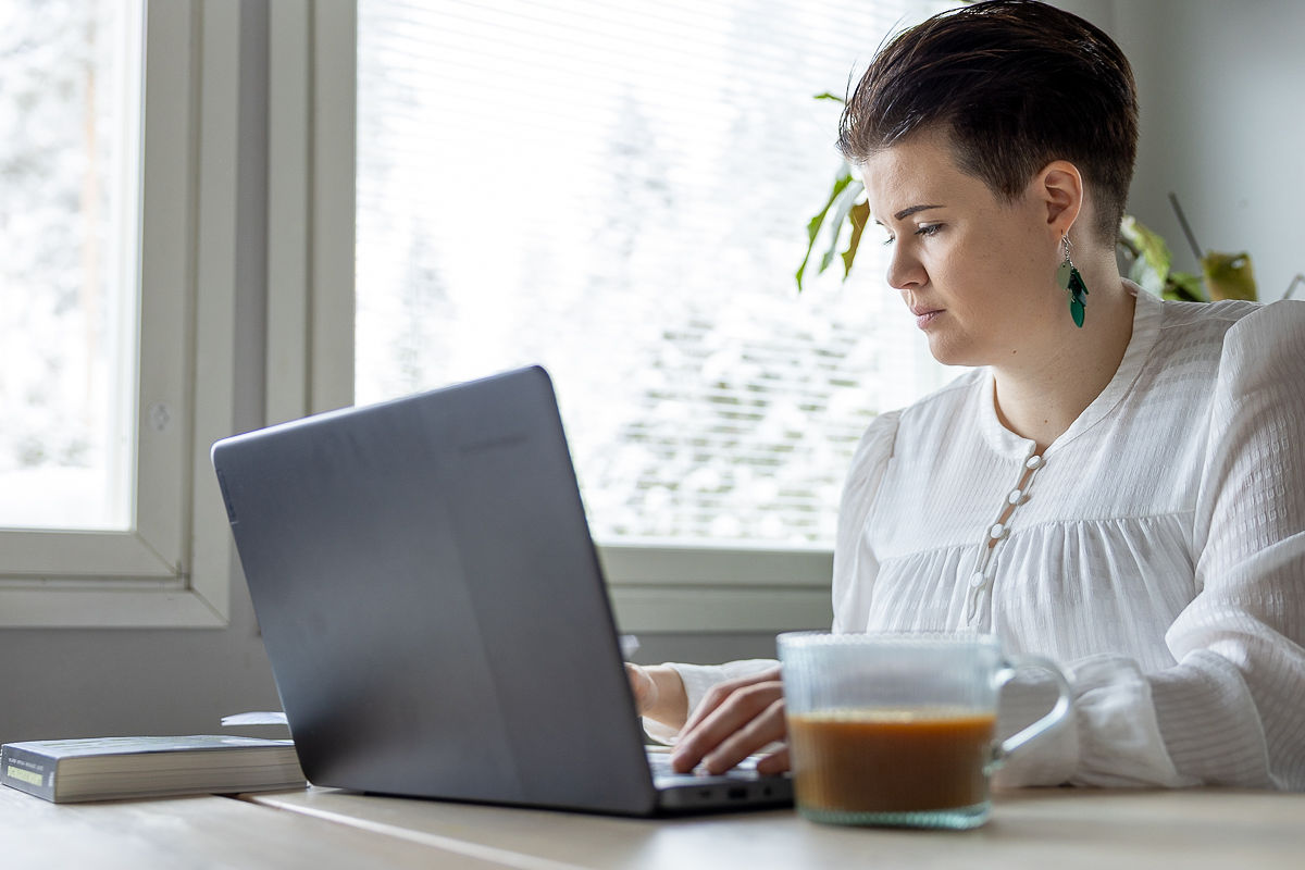 Somestrategia yritykselle Somekouluttaja tekemässä somestrategiaa yritykselle.