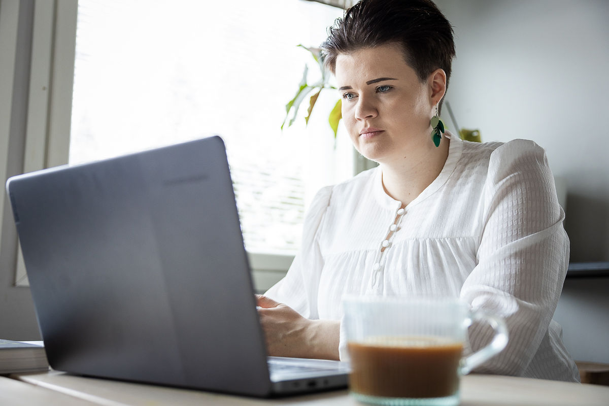 Sisällöntuotantoa pienyrittäjille Sisällöntuottaja tekemässä sisältöä pienyrittäjän somekanaviin.