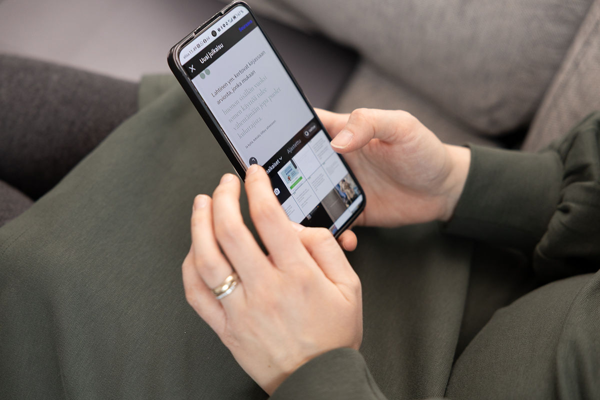 Instagram-julkaisun tekeminen kännykällä Instagram-kouluttaja tekemässä Instagram-julkaisua puhelimella.
