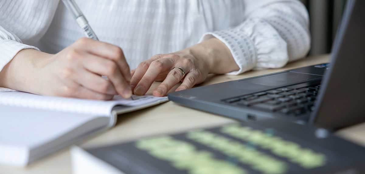 Emma Laakkonen tekemässä somekoulutuksen sisältöjä Emma Laakkonen kirjoittamassa muistiinpanoja somekoulutusta varten.