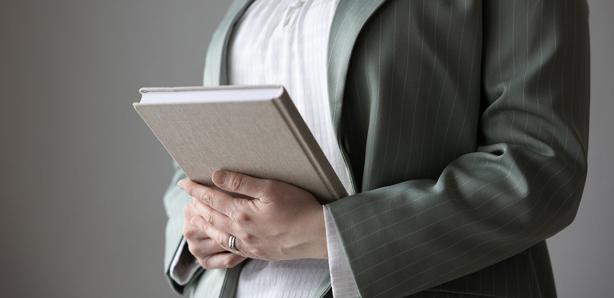 Somekouluttaja muistiinpanovihko kädessään Somekouluttaja muistiinpanovihko kädessään.